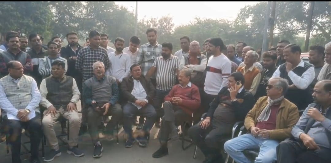 Entrepreneurs protested against the proposed flyover in the Nunihai area