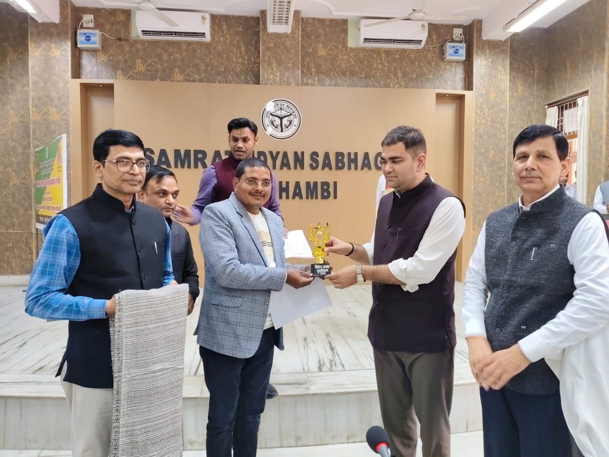 BLO Raj Singh was honored by the DM.