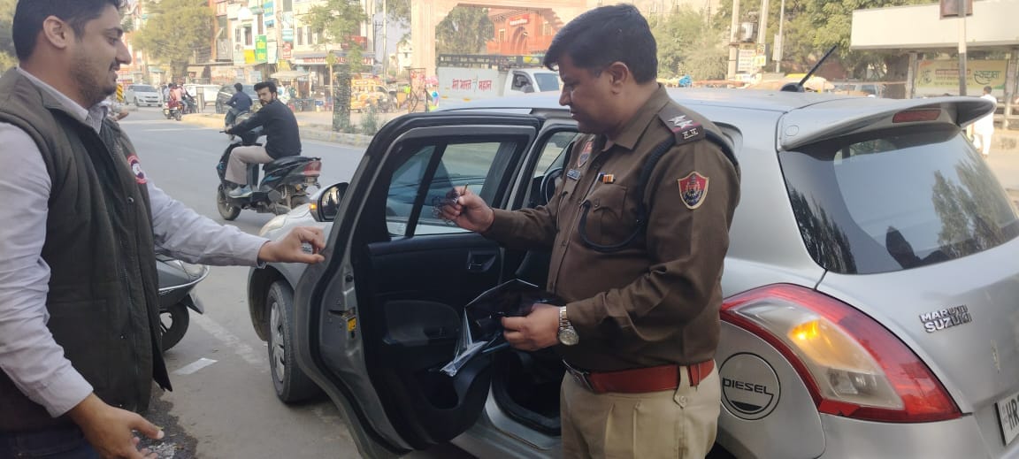 Police issued challans to those who broke traffic rules.