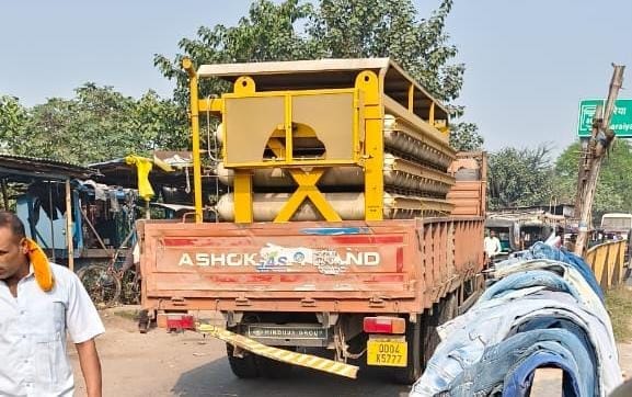 Muzaffarpur Bihar news : school employee died in road accident by cng gas truck driver flee away