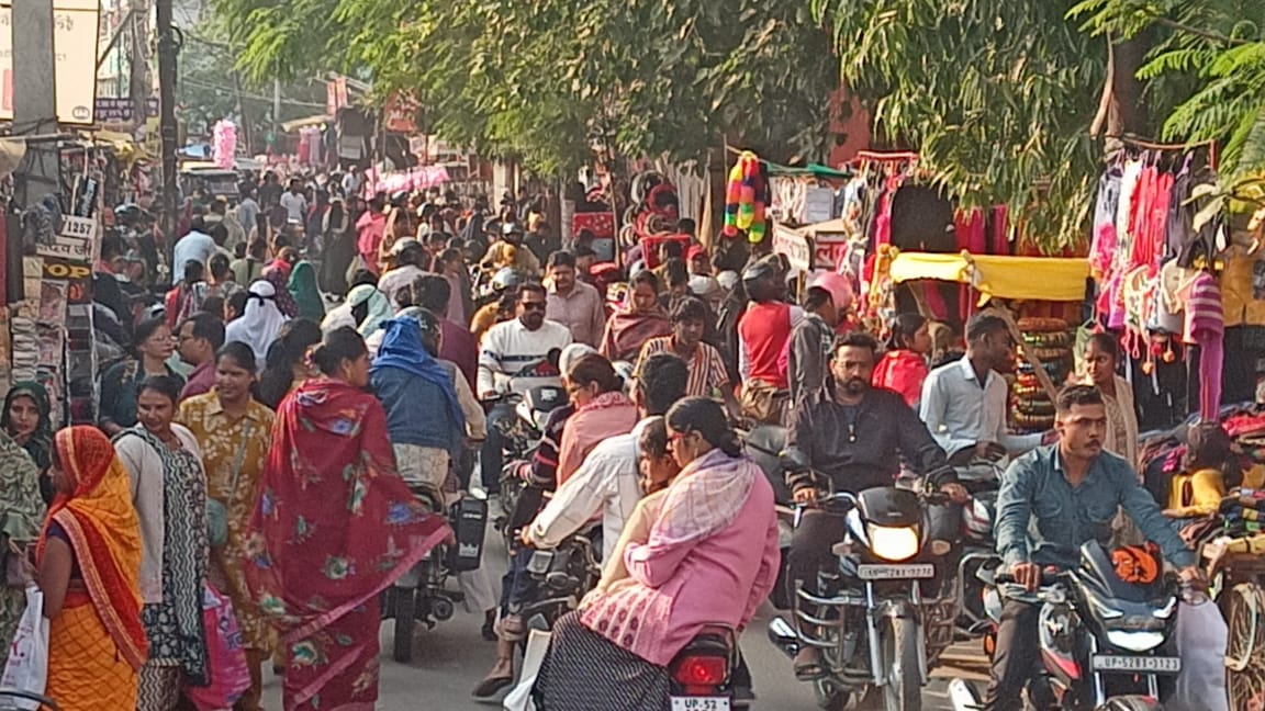 Shopkeepers occupy the tracks, people are troubled by the traffic jam.