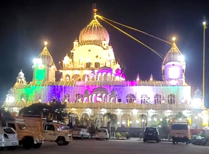 Tarawadi's Sheeshganj Sahib is among the historical gurdwaras.