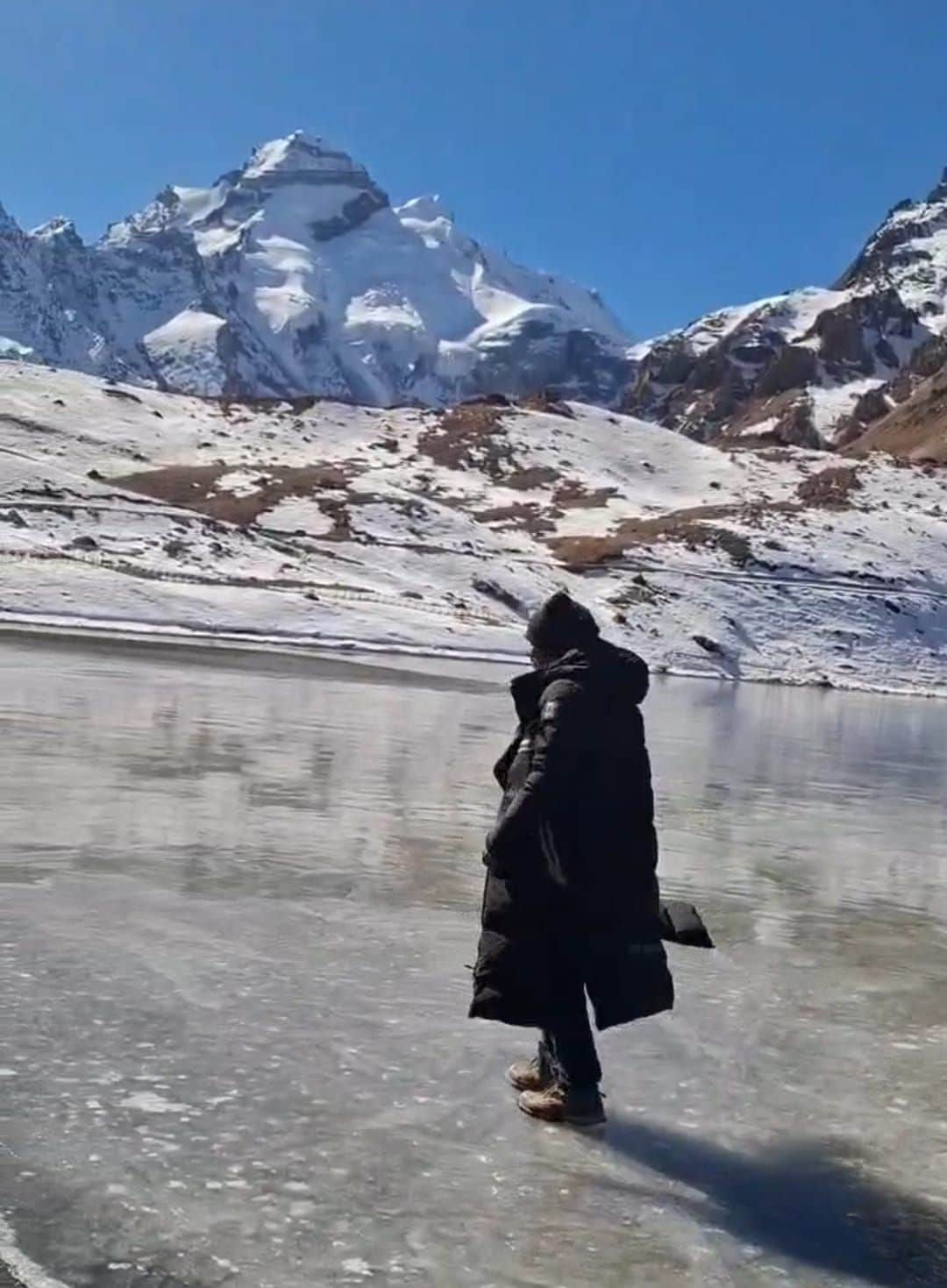 आदि कैलाश स्थित पार्वती कुंड के जमे पानी में चलता श्रद्धालु। स्रोत: ग्रामीण