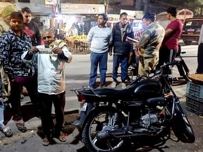A young man carrying a wad of fake 500 rupee notes abandoned his bike and fled.