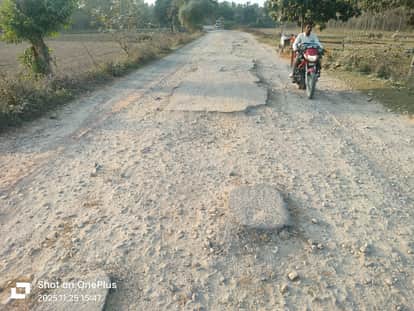 Only pebbles remained on the road, making it difficult for 50,000 people to travel.