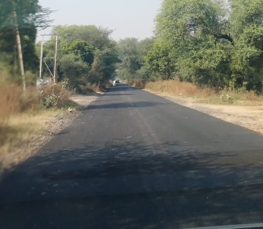 Four kilometres of white stripes on the Jui-Badhra road have disappeared, increasing the risk of accidents.