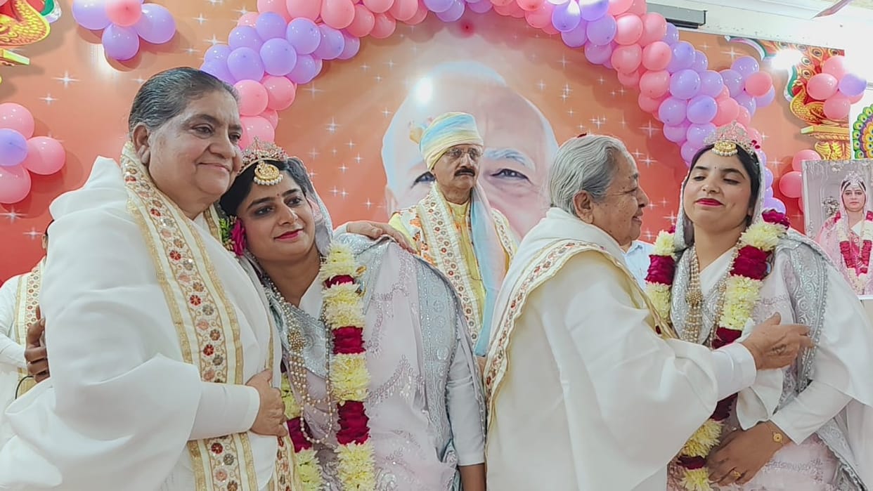 Brahma Kumaris Shivika and Aarti offered garlands to the Shivalinga.