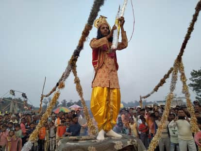 Siddharthnagar News : The ground echoes with cheers as they break the bow