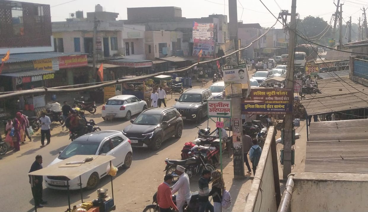 Vehicles parked on the roadside in Dhigawamandi market cause traffic jams throughout the day, requiring a bypass.