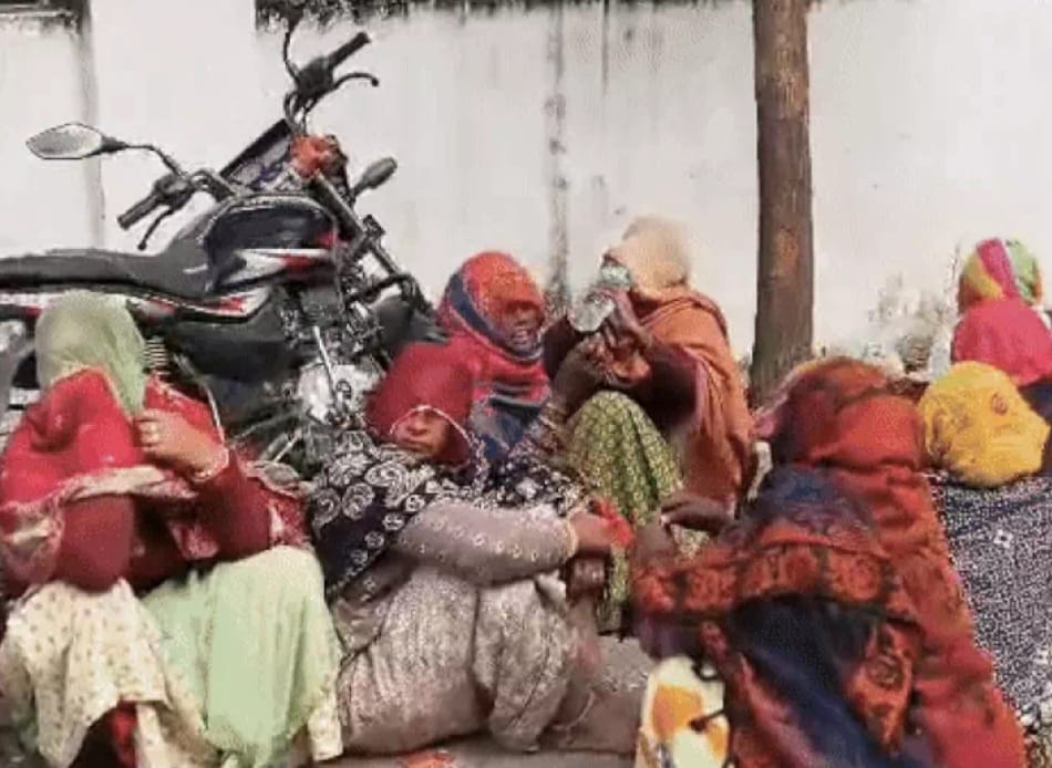फैक्ट्री में सिर पर पत्थर गिरने से महिला मजदूर की मौत
