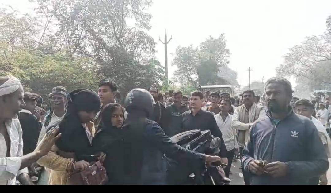 Farmers blocked Baberu-Bisanda road due to non availability of fertilizer