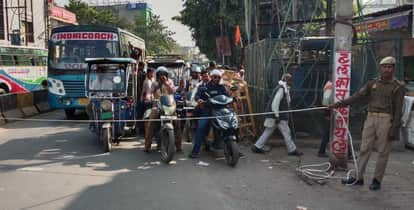 The personnel used ropes to control the traffic.