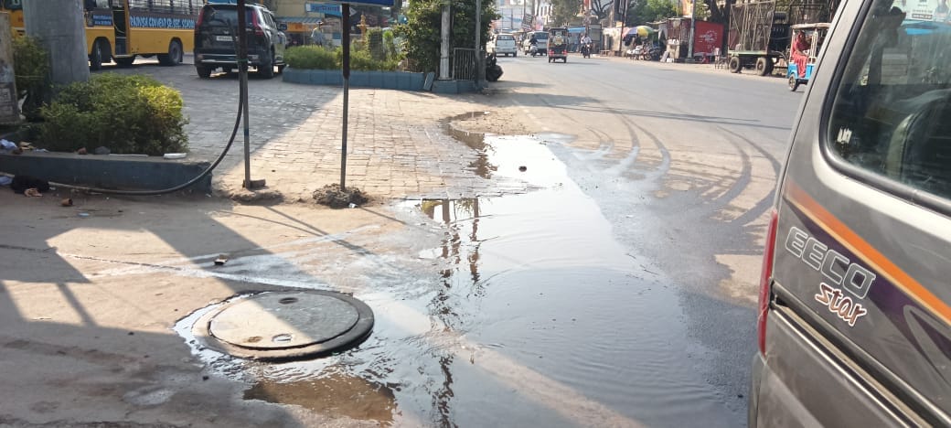 Due to sewer line blockage, dirty water filled in Kachari Road.