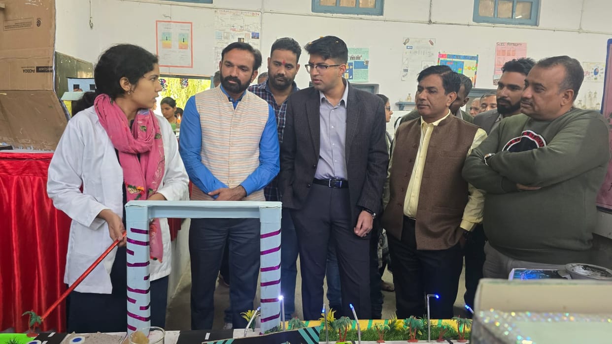 42 teams from 12 colleges of Mahendragarh and Rewari participated in the exhibition.
