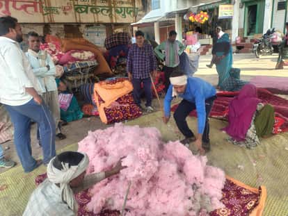 With the onset of winter, demand for fiber cotton quilts increased.