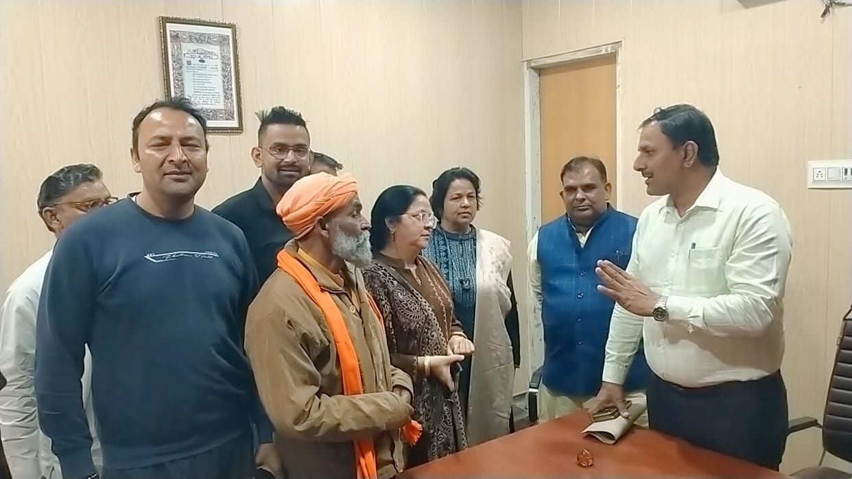 In the meeting of the Municipal Committee, the councilors raised the problems of encroachment, cleanliness and street lights before the DMC.