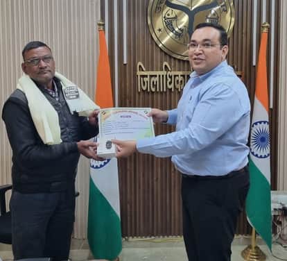 Two BLOs honored for completing the digitization work