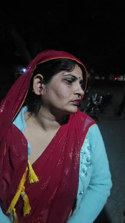 Auto driver robbed woman's mobile and earrings and fled