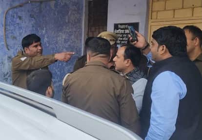 Uproar in the court premises, scuffle between advocate and constable