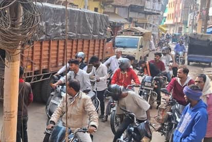 Despite no entry, truck entered the market, people were troubled by the jam.