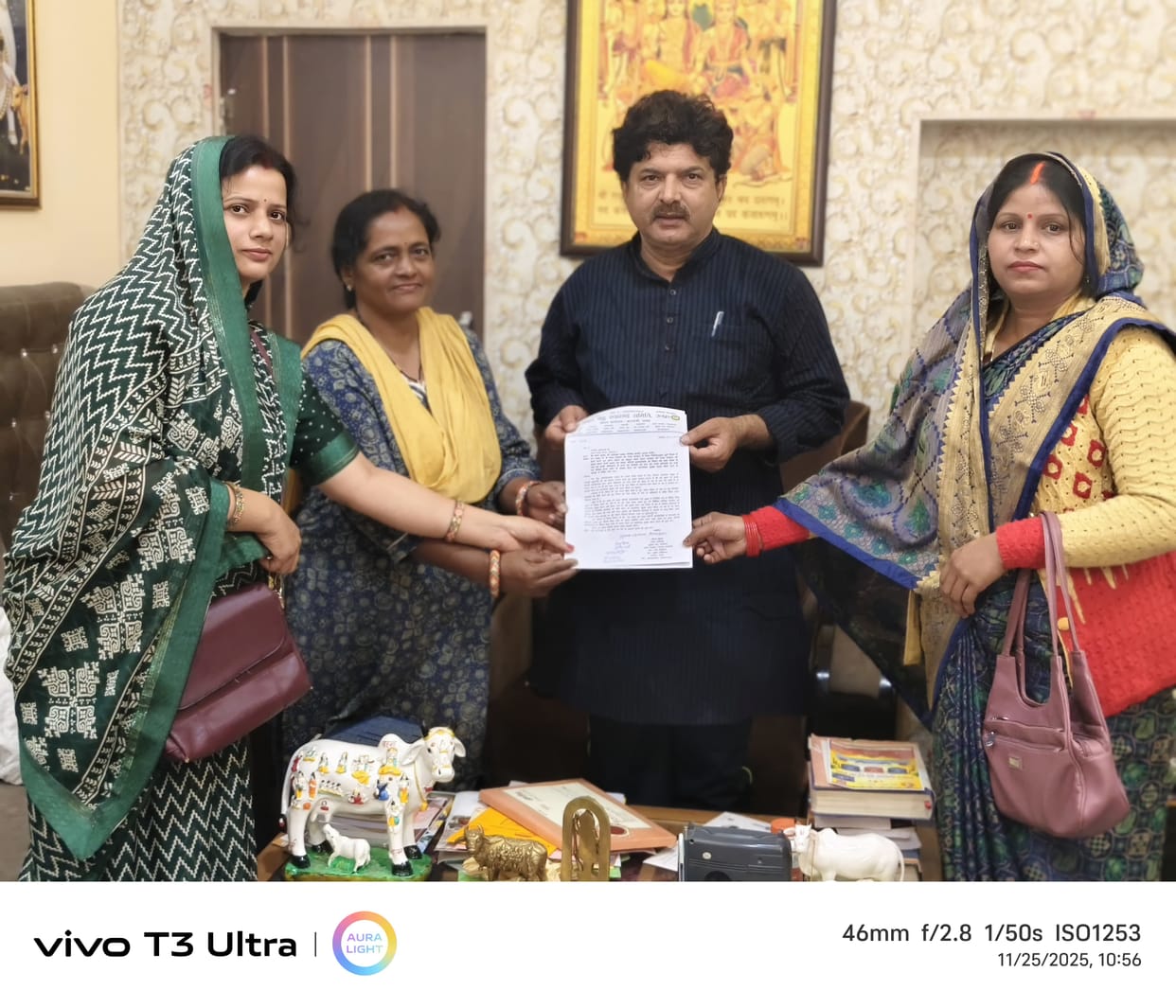 Asha workers submitted a memorandum to the Vice President of the Cow Service Commission.