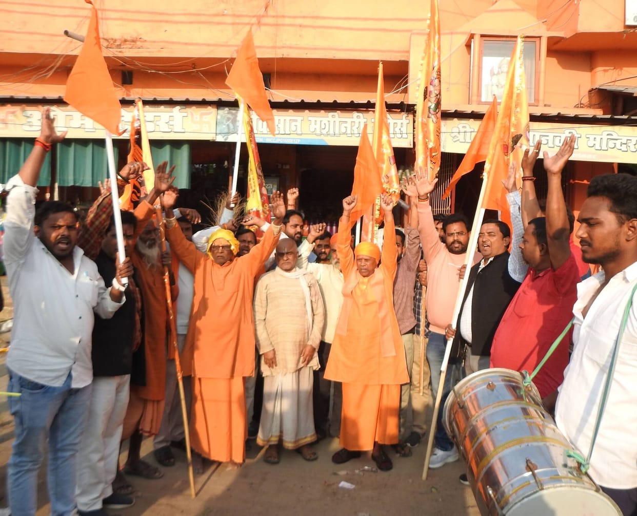 Siddharthnagar News : Sweets distributed on religious flag hoisting at Sriram Janmabhoomi Temple peak