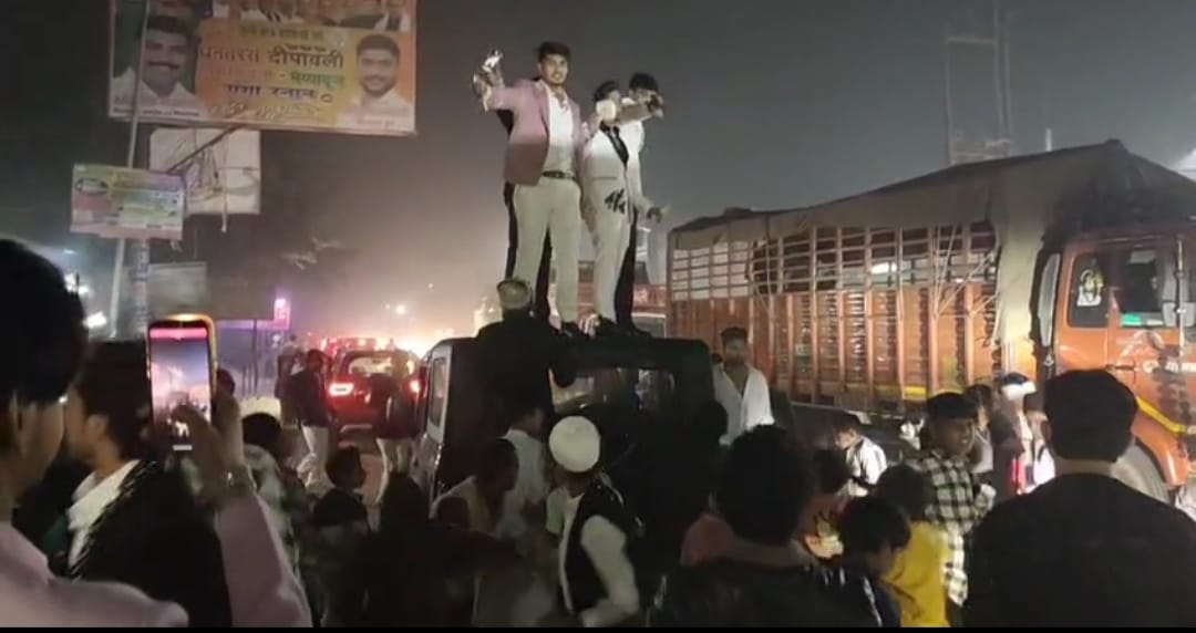 Standing on the moving Thar in the wedding procession, he showered notes