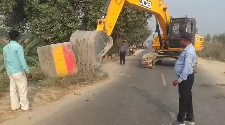 Boulders removed from Kolaghat bridge after two people died in an accident