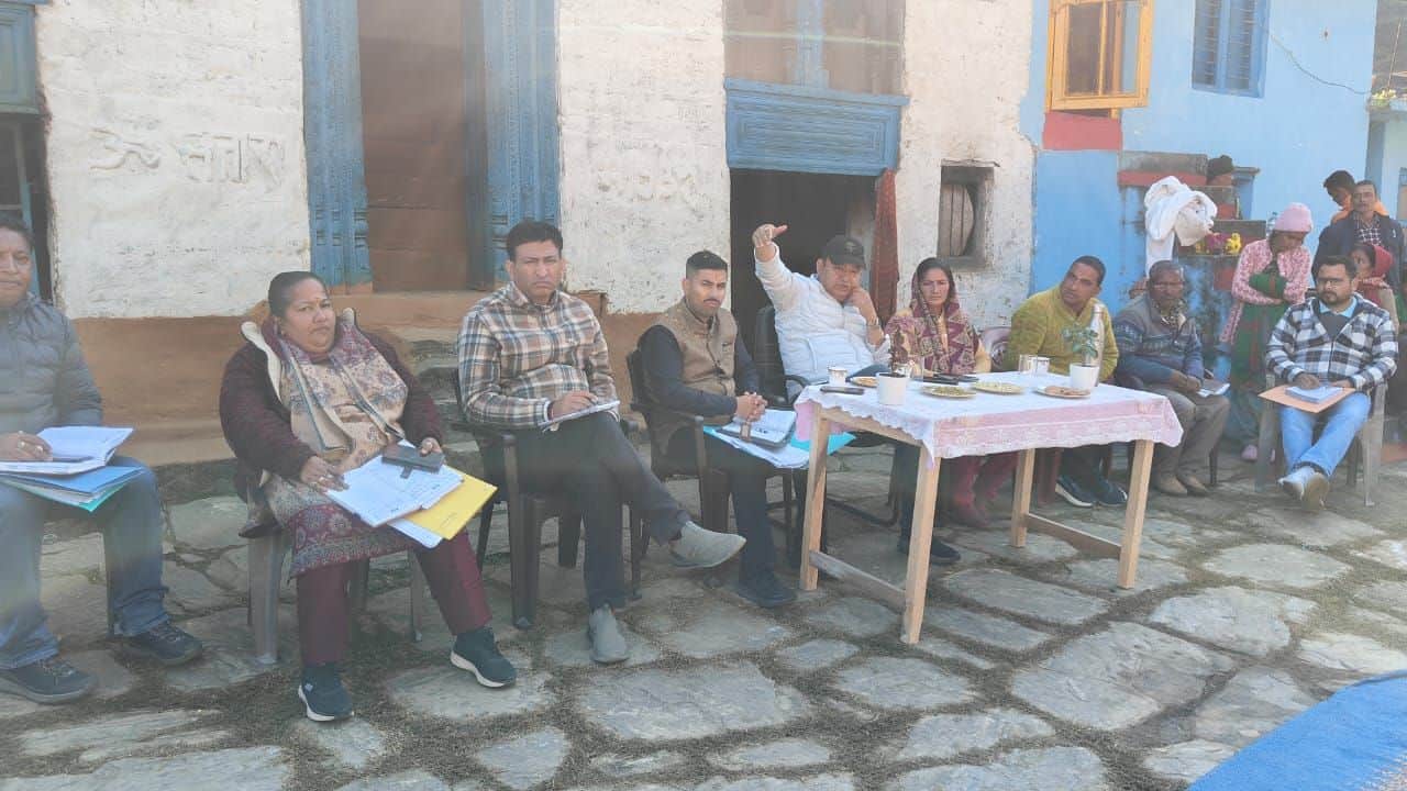 कनालीछीना के टुंडी गांव में ग्रामीणों के साथ संवाद करते सचिव ग्राम्य विकास धीराज गर्ब्याल एवं अ