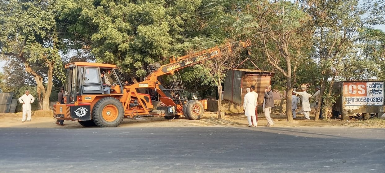 Illegal encroachment removed from Panchayat land in Lahariya village, 18 kiosks uprooted