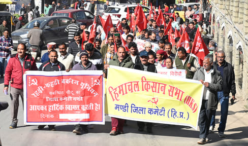 Kisan Sabha and CITU protested in Mandi in support of their demands.
