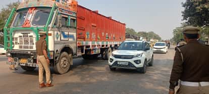 Traffic on the highway came to a complete halt, vehicles were unable to ply till late evening.
