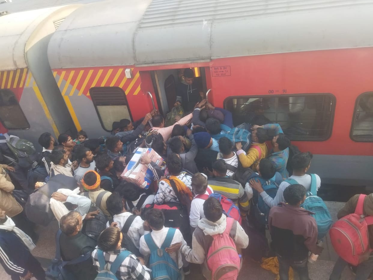 As soon as they reached Gorakhdham, the passengers started running...even entered the bogie through the windows.