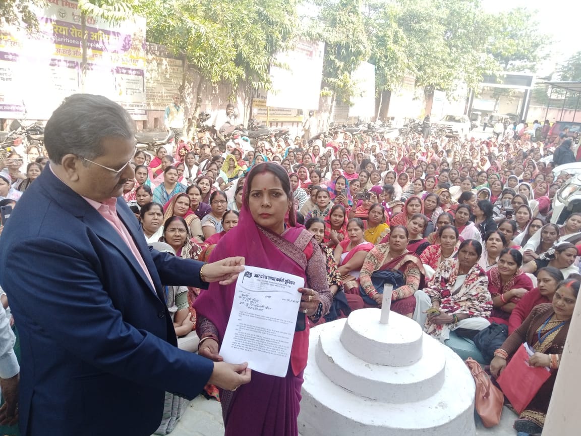 Asha workers protested at the CMO and DM offices.