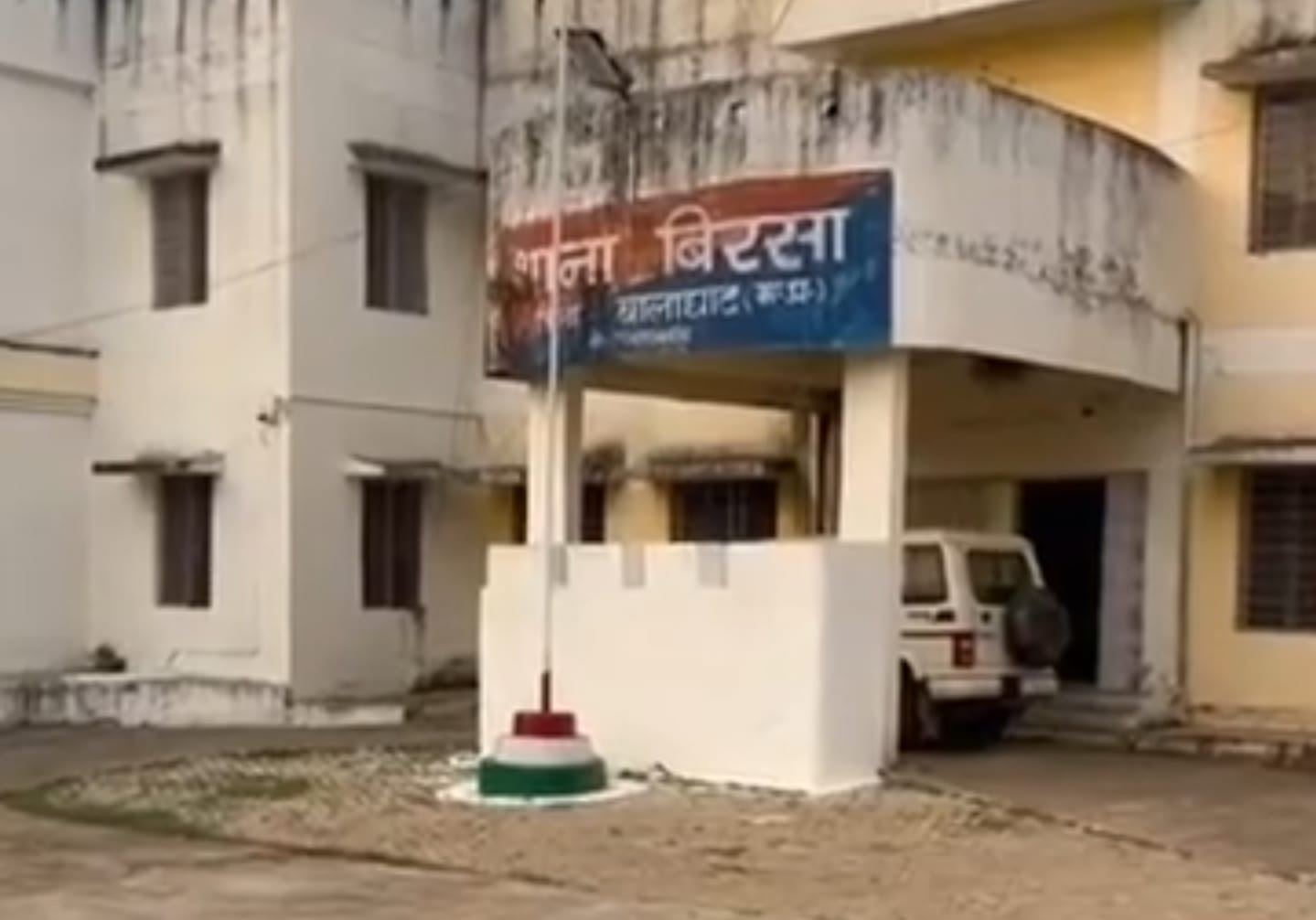 Balaghat News: In a dispute over silver, the neck of a real sister was slit with an axe.