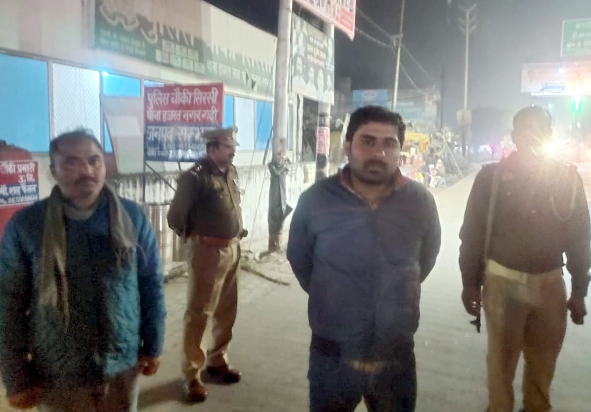 Miscreants looted a bag full of money from two liquor collection in-charges.