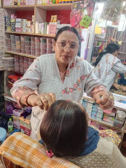 Sushma achieved success through struggle and became an example of self-reliance.