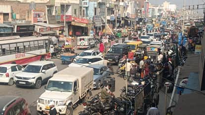 There is daily traffic jam in the city, causing inconvenience to the people.