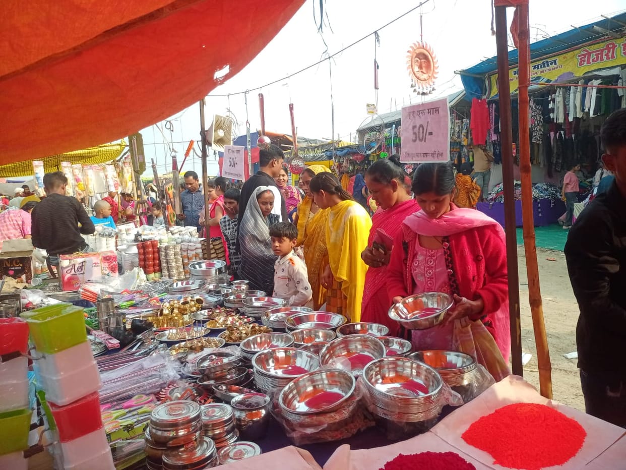 People are shopping at the Dadri fair amidst the mild cold.