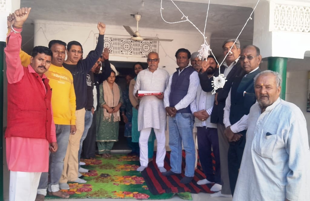 Devotees recited Hanuman Chalisa and hoisted the flag at Raghunath Temple.