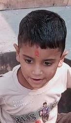 A child ran from the roof to meet his father and died after falling