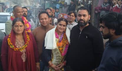 World champion Champa returns home, people shower flowers on her