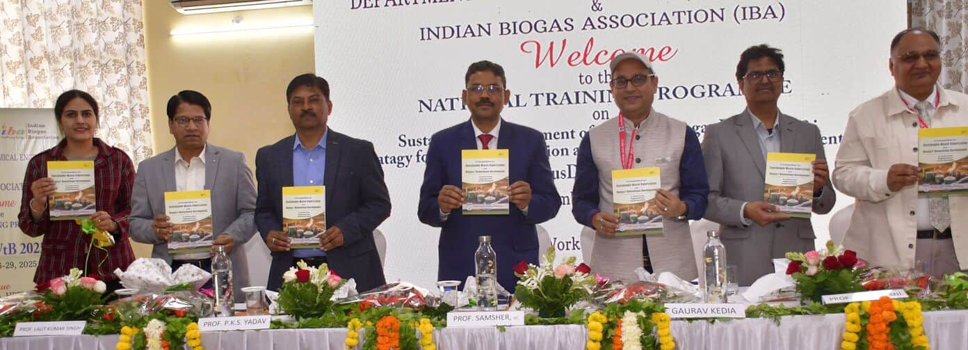 एचबीटीयू में पुस्तक का विमोचन करते अधिकारी।