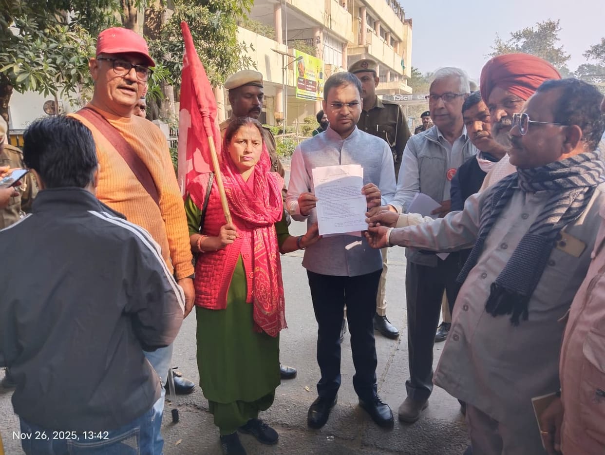 Workers burnt copies of new labor laws, burnt effigy of central government