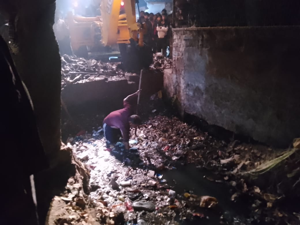 A porter returning home from the market fell into an open drain and his body was found late at night.