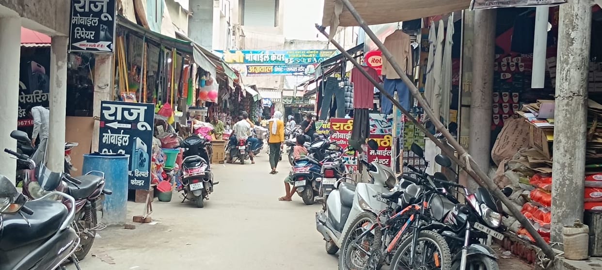 There is no permanent parking in the city, and haphazardly parked vehicles cause traffic jams.