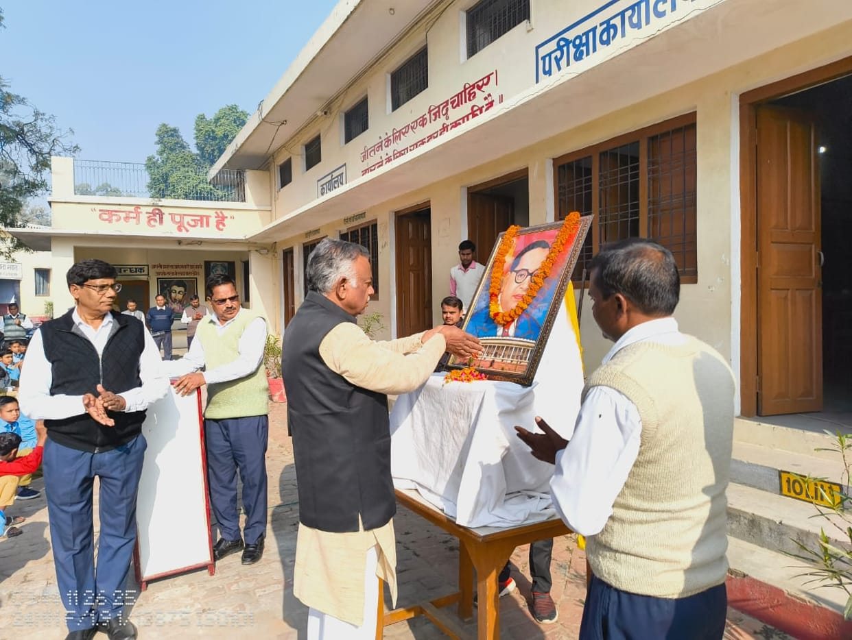 Pledge of obedience to the Constitution administered