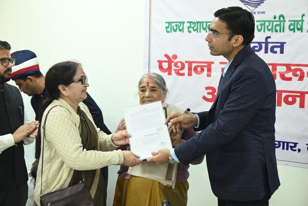 Gayatri Devi received the Uttarakhand agitator award after 25 years of struggle.