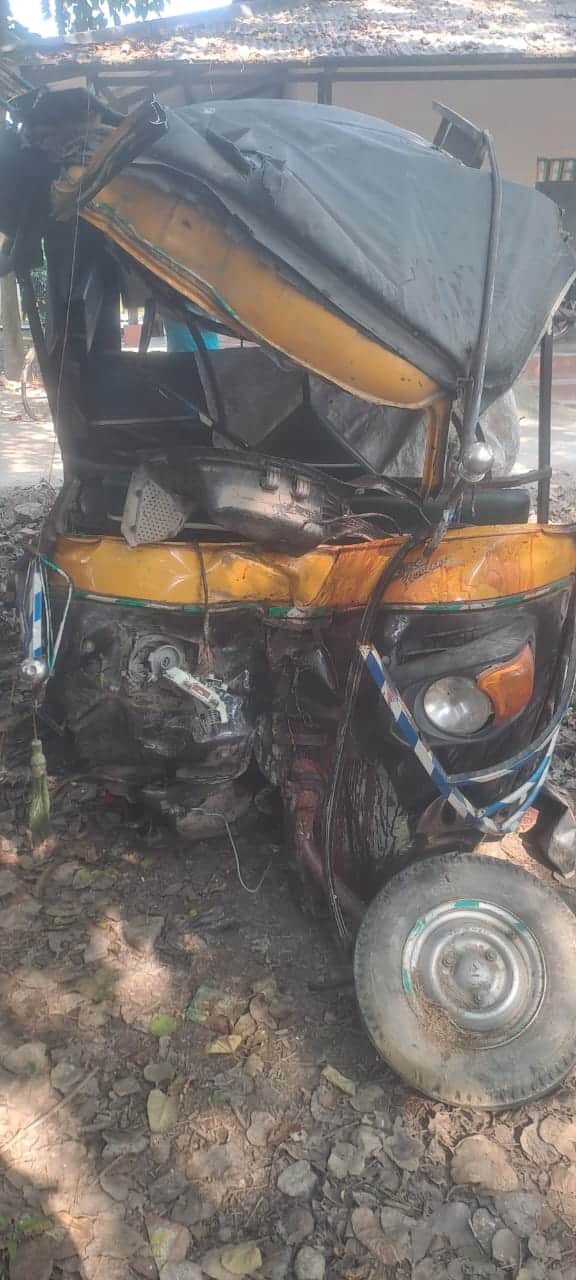 घटना से क्षतिग्रस्त ऑटो और फाइल फोटो