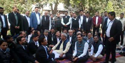 When the lawyers surrounded him, the MP sat on a dharna along with him.